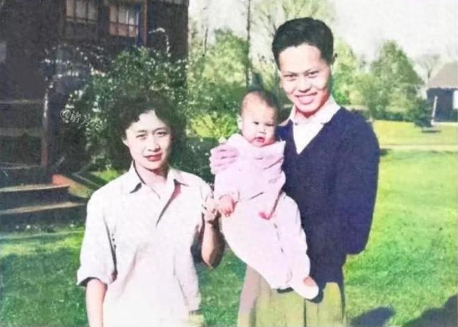 1951年，杨振宁一家三口在美国，杜致礼气质不凡，不愧是名将之女
“1951年7