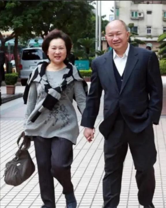 2012年，著名导演吴宇森确诊淋巴癌中期，变卖了北京的房产去美国治病；2020年