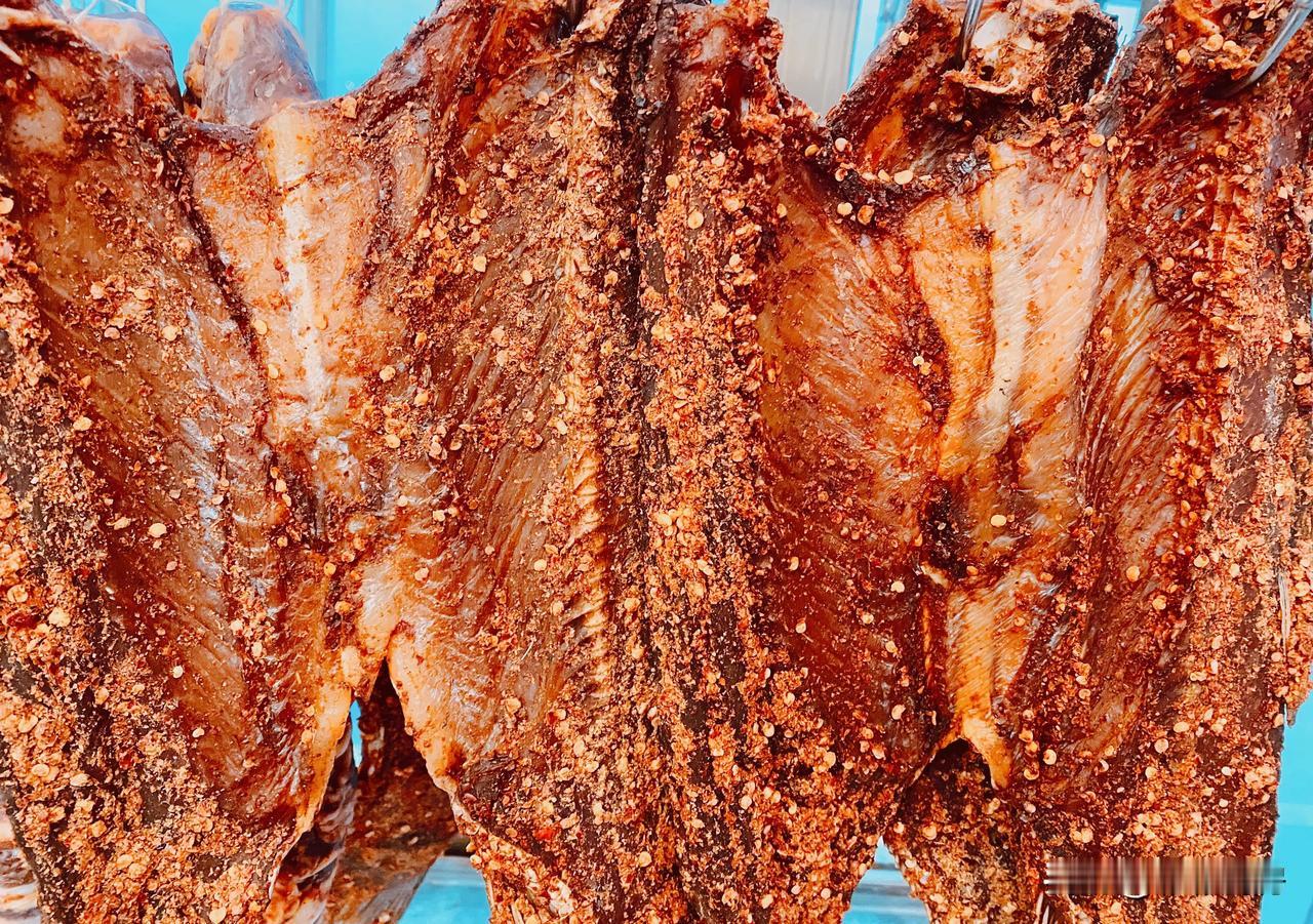 #腊肉怎么腌# 
腊鱼的腌制配比及方法，8斤鱼肉的量：
1.盐100克
2.辣椒