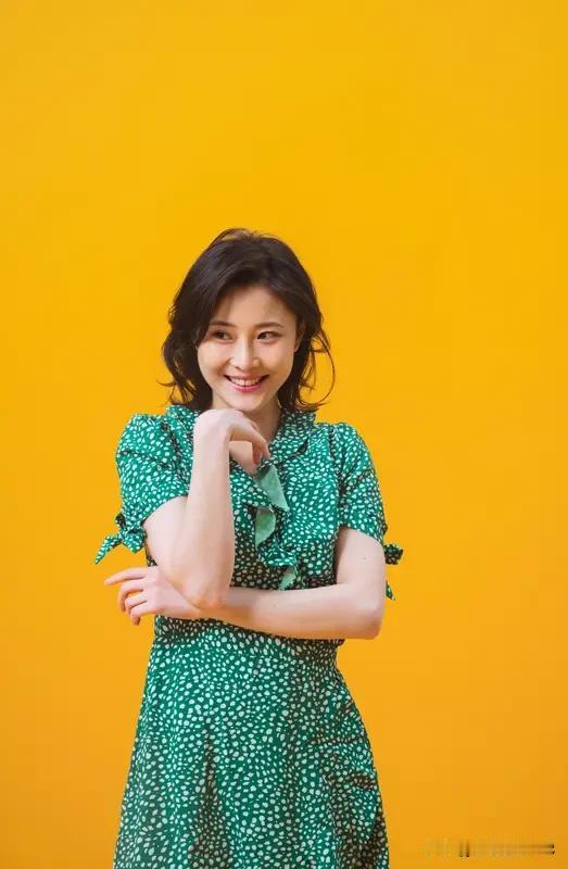 你认为吴越和梅婷谁更具魅力两位各有千秋：吴越的魅力在于温婉内敛、知性从容，举手投