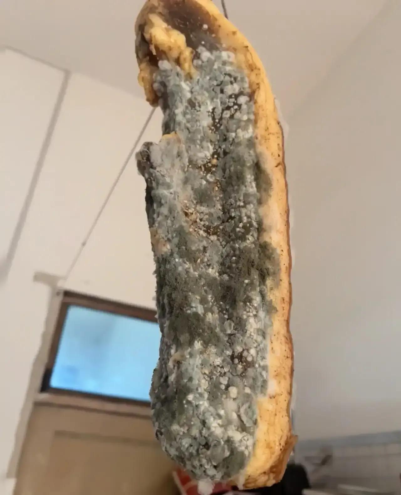 女子吐槽邻居送发霉腊肉，网友却说：这可能是贵州传统美食，到底咋回事？
近日，一女