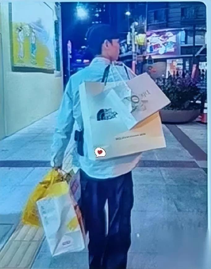 昨天陪表妹相亲

我全程看傻了

男方刚被婉拒转头就折回来，要把刚拎上门的礼品全