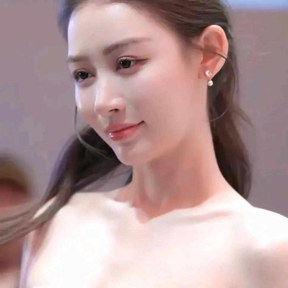 优雅气质，温婉如玉，宛若天人