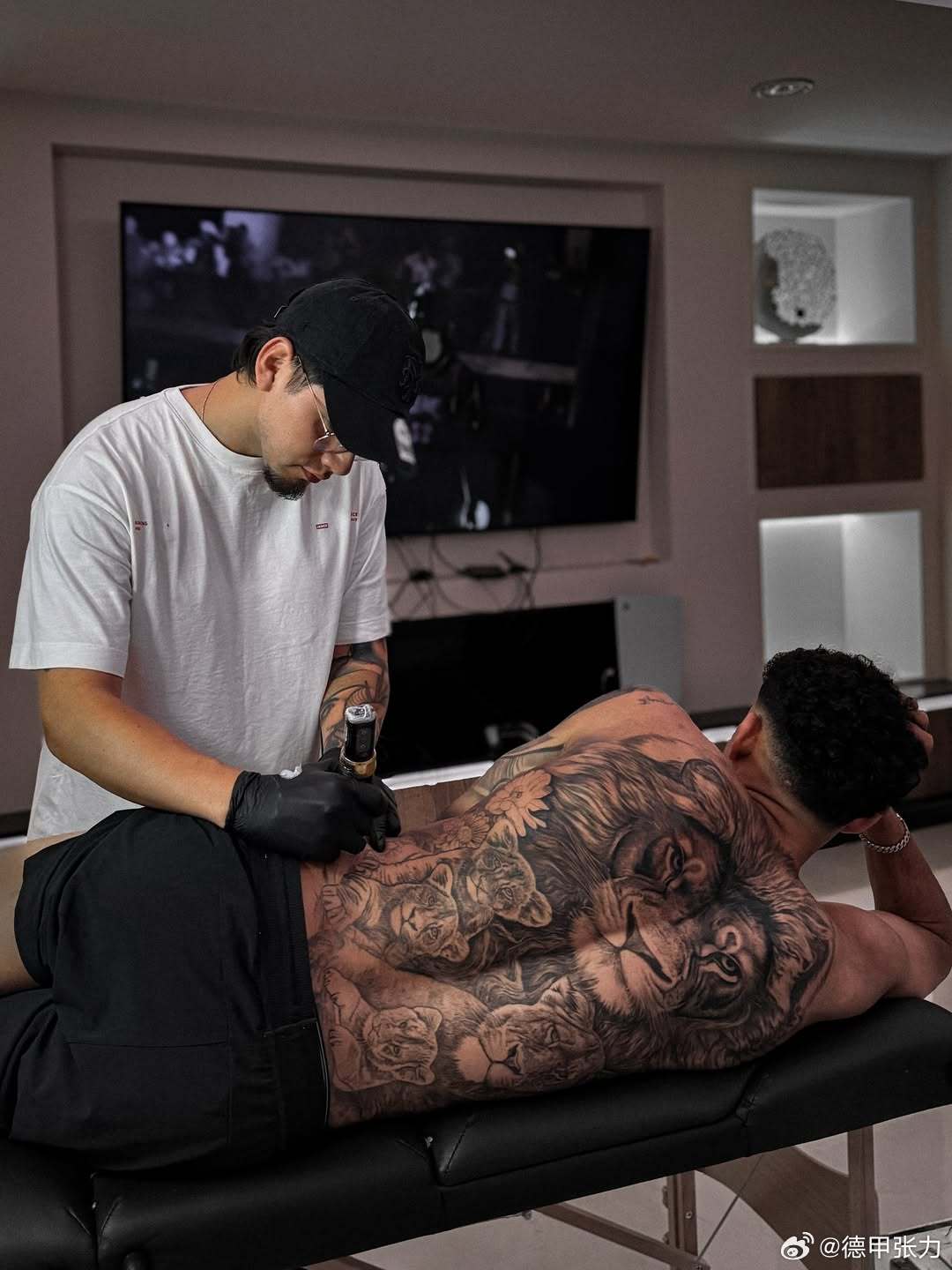 迪亚斯当初是看到努涅斯的纹身后，找到后者的纹身师斯通，并最终完成了狮子为主题的纹