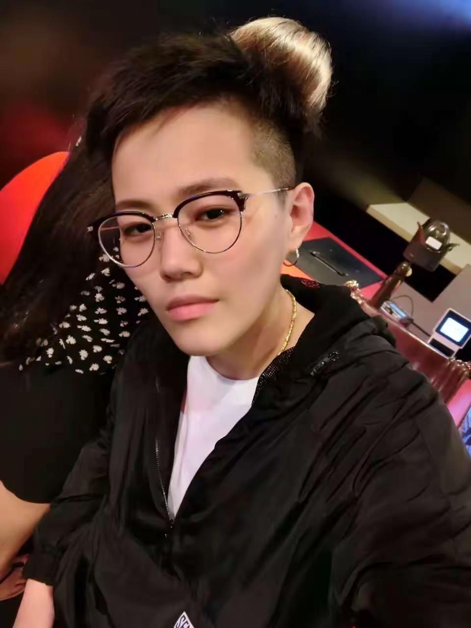 18岁的时候喜欢装成熟 现在30喜欢装嫩。猜猜那个是18岁