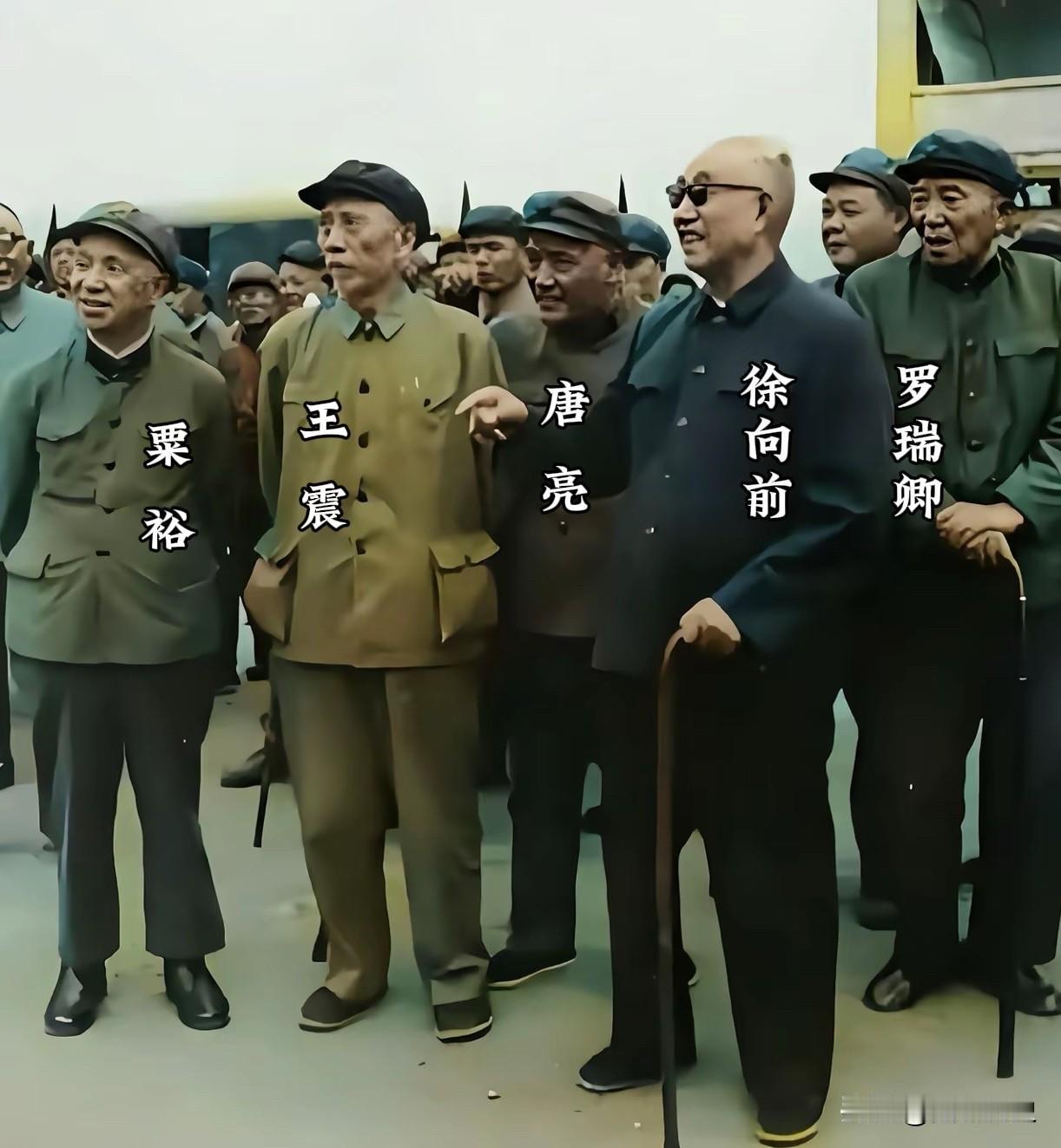 五位老革命观看军事演习

1977年9月15日，五位老革命来到北京市昌平区南口镇