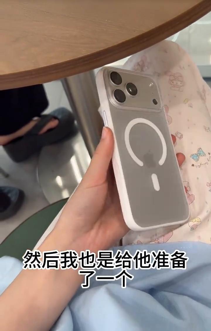 没人觉得iPhone18pm的银色比17pm高级多了吗？
没人觉得18的背板跟铝