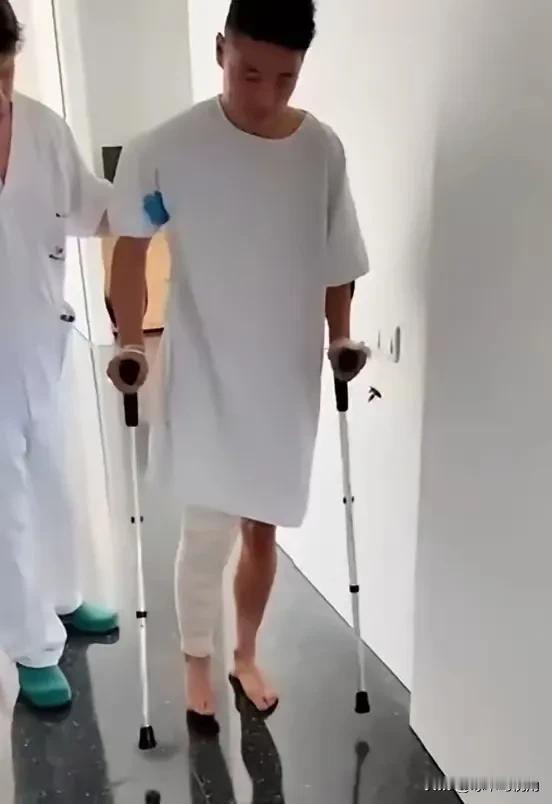 武磊别哭，我们等着你归来，不见不散！
虽然我们还没有爱够，虽然还有些伤感，但不得