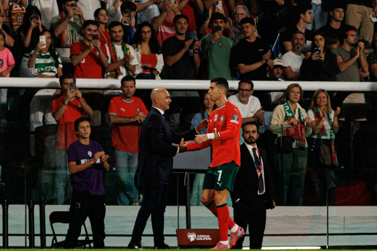 马丁内斯：C罗的态度让他保持国家队主力，30场25球体现他的作用12月23日讯 