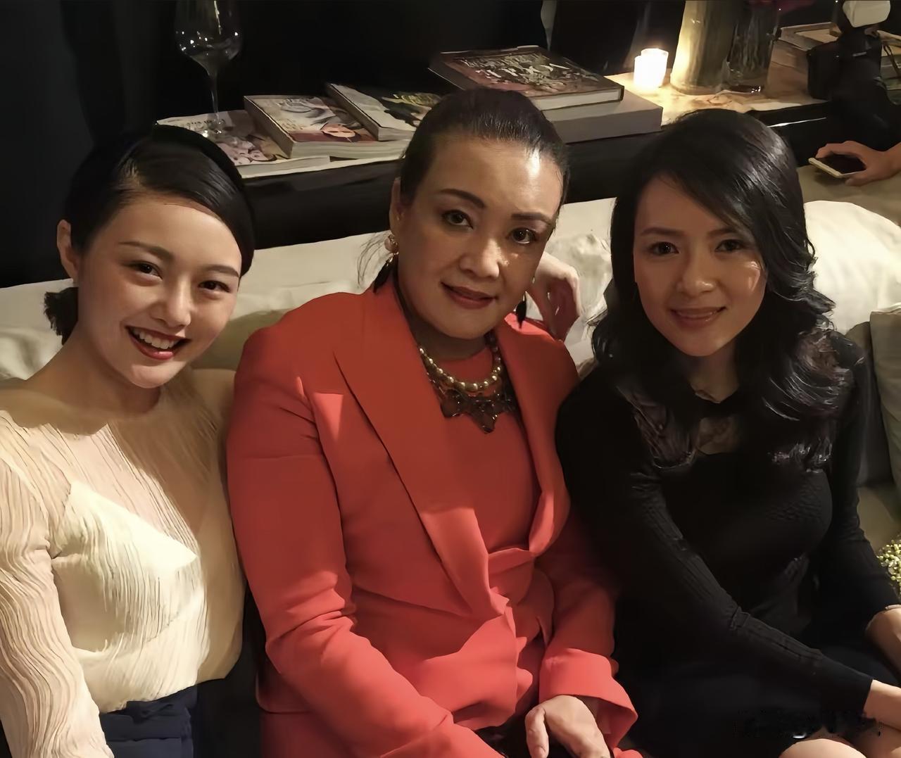 中间那位是谁？