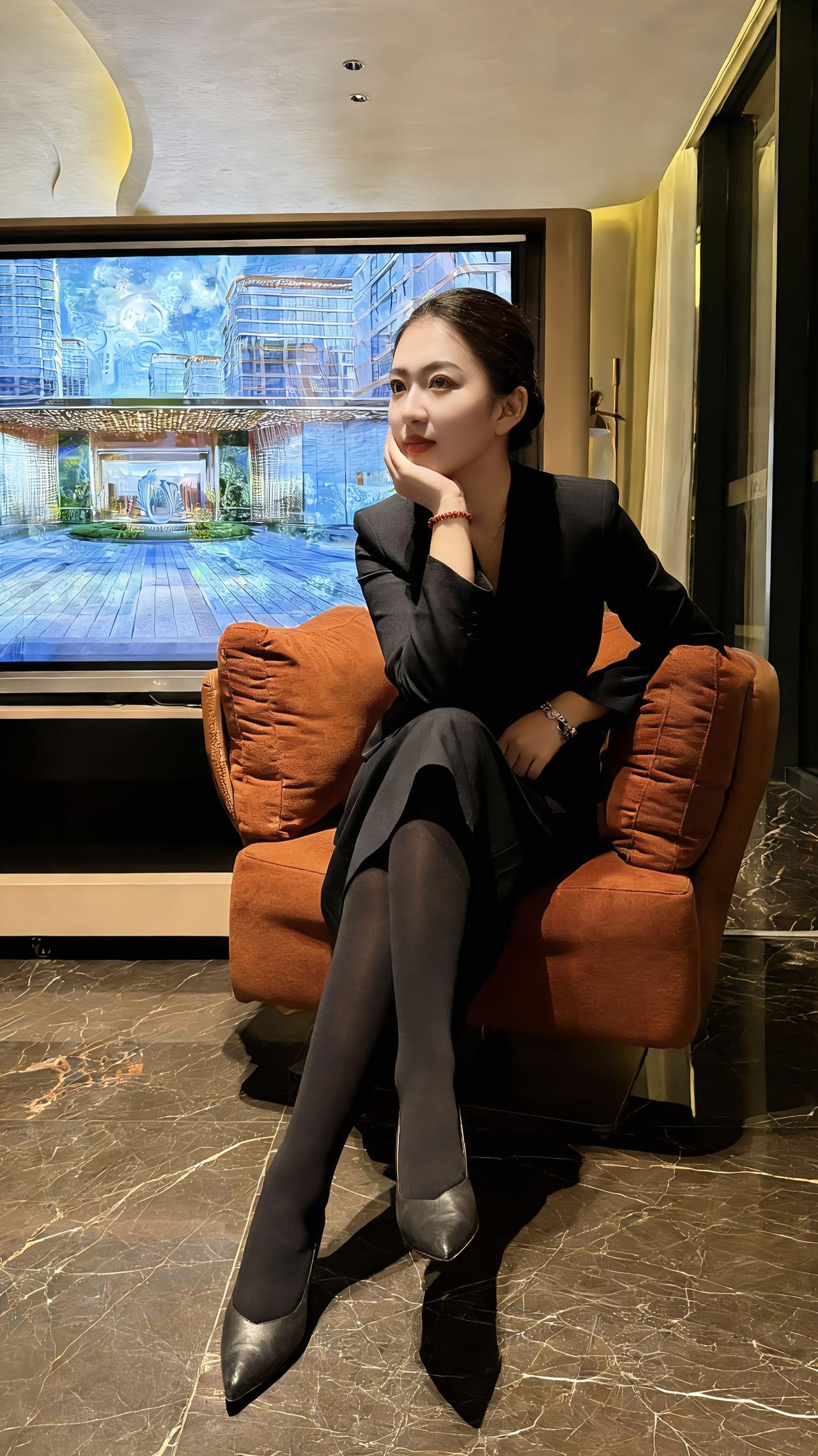 都市精英风范，时尚黑裙搭配，优雅气质满满！