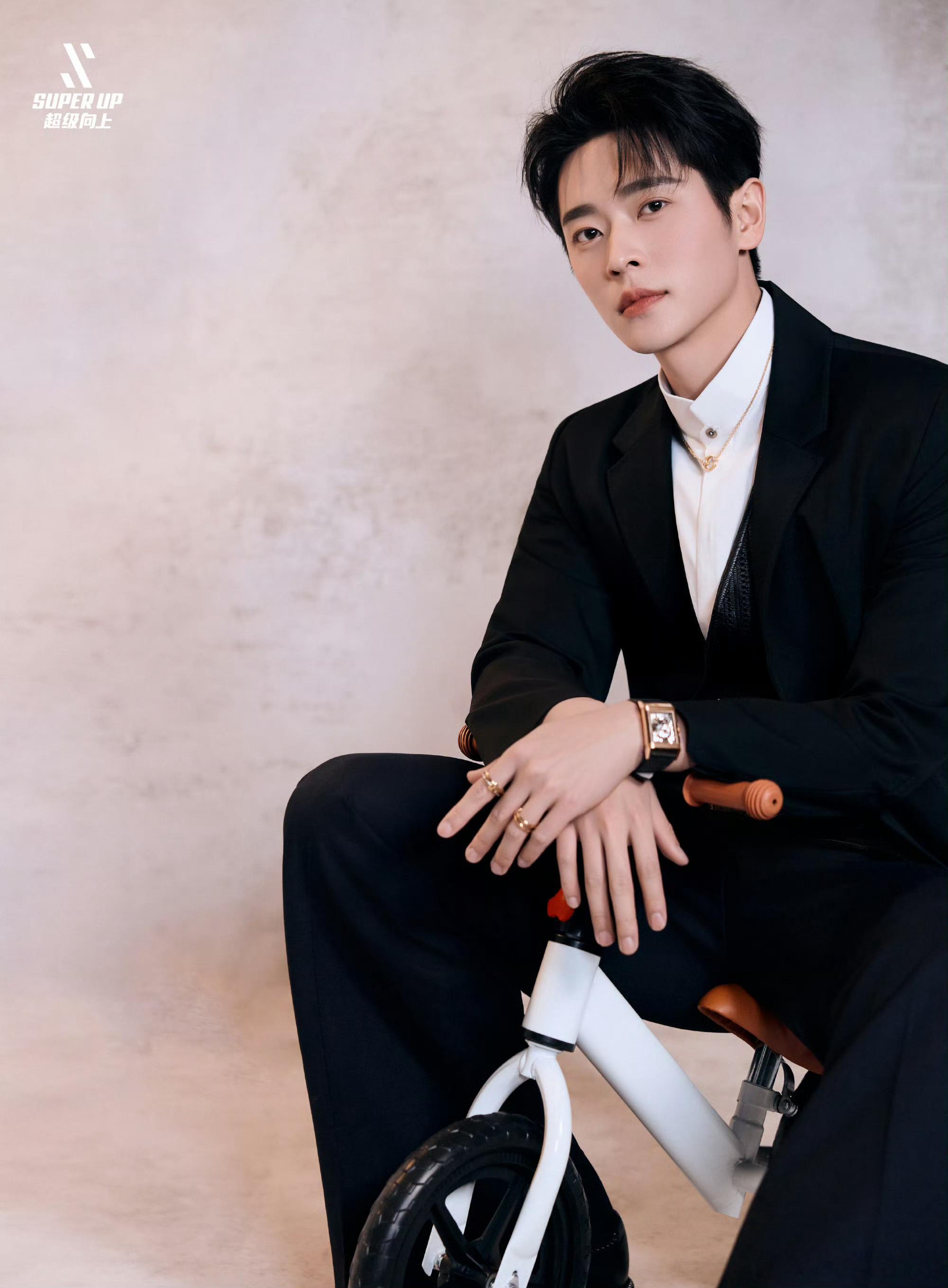 丞磊出发图 倒过来站立的沙发 这张图的深层趣味在于视觉心理游戏。颠倒的沙发挑战着