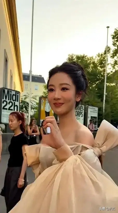 女星去掉滤镜，刘亦菲牙黄、杨紫瞬间老10岁， 张柏芝差点没认出来 