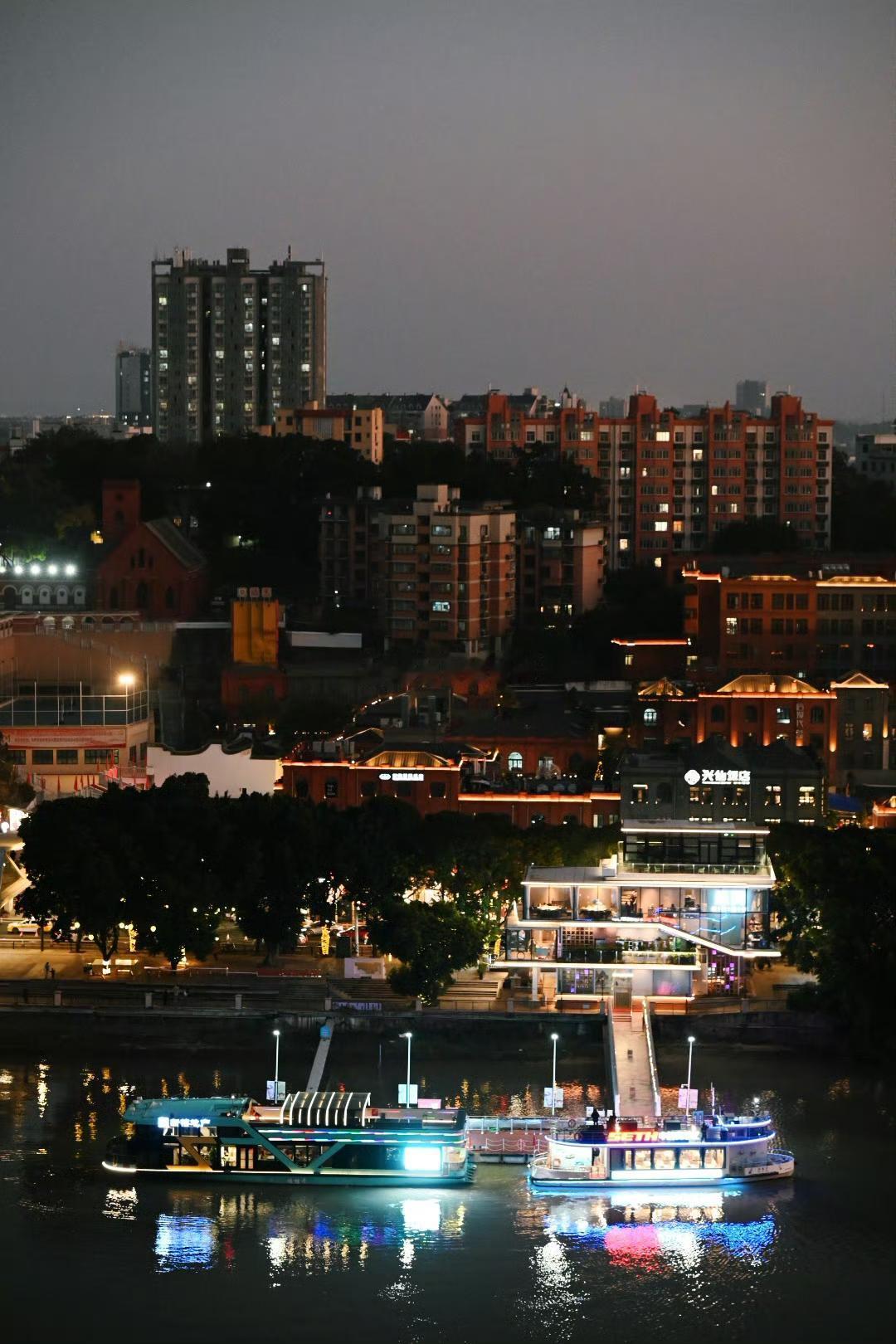 【烟台山】

傍晚的福州，浪漫开篇！俯瞰烟台山，美景尽收眼底！

Via：@冬貝