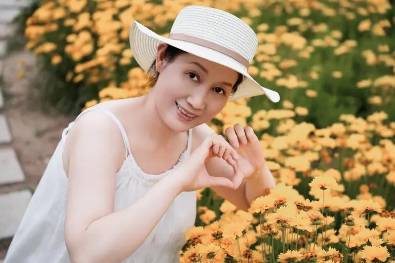 在《大生意人》里，白依梅突然爱上李成挺让人意外的。她和古平原虽是青梅竹马，但更像