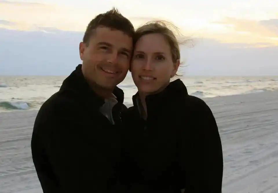 美国绕月感人一幕，3名宇航员在太空舱现场提议，使用指令长怀斯曼亡妻卡罗尔的名字，