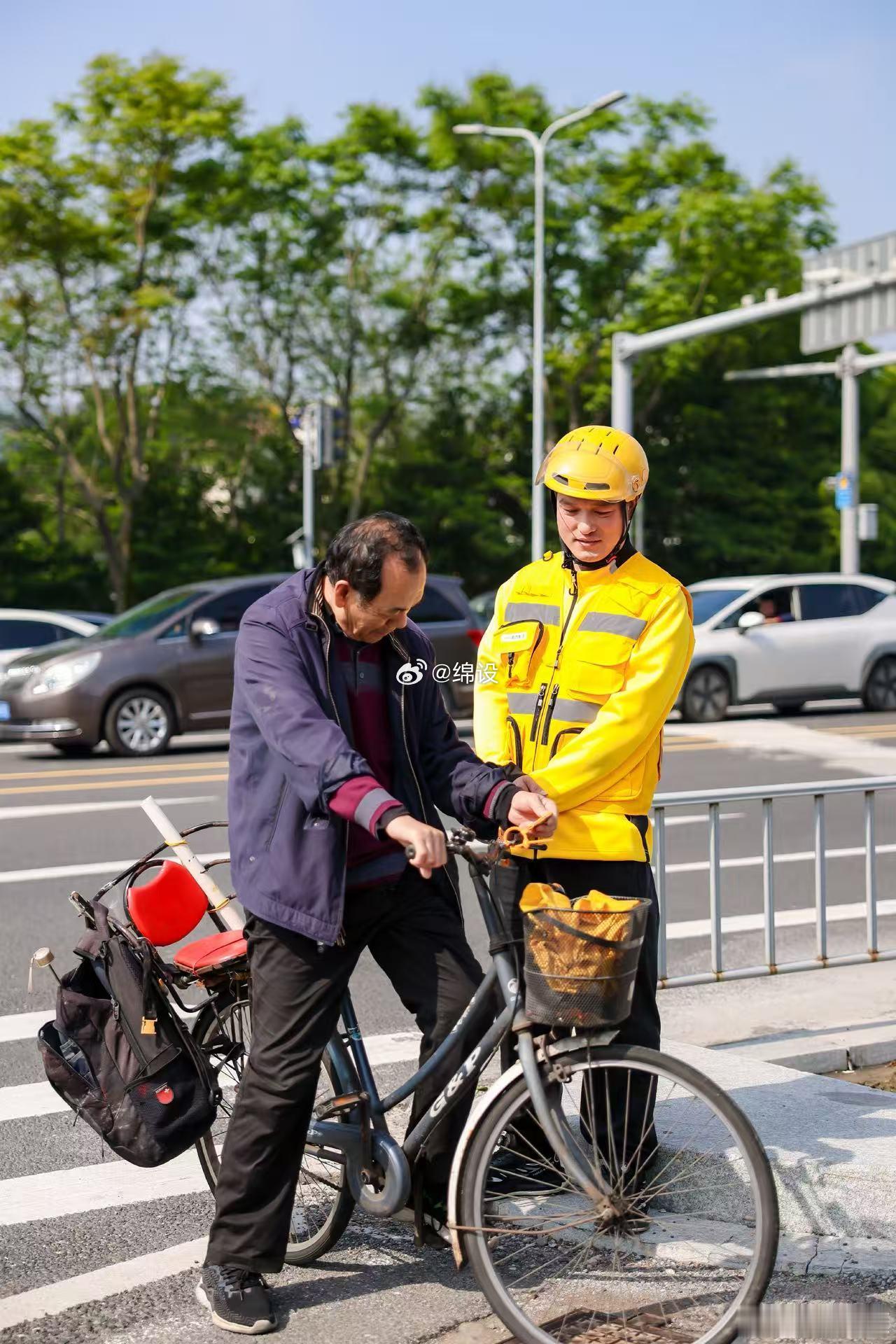 宁波街头骑手不送外卖送福袋暖心一幕点亮宁波街头！美团骑手放下订单派送平安福袋，倡