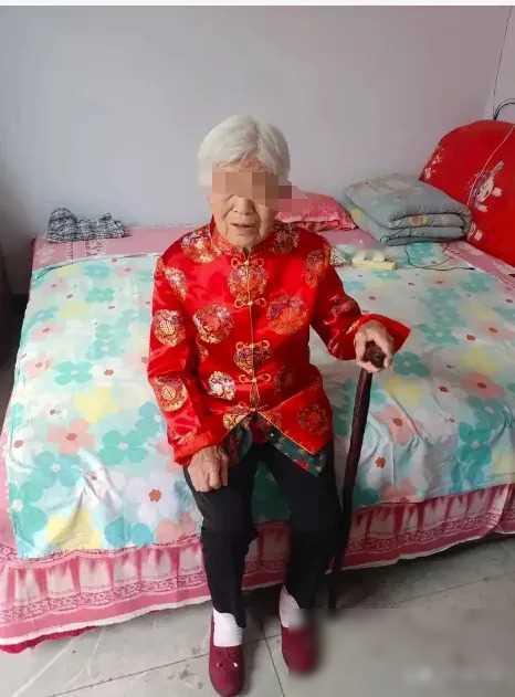 福建漳州，男子将4岁的儿子给母亲抚养，自己在外逍遥快活，40年没有回家一次，得知