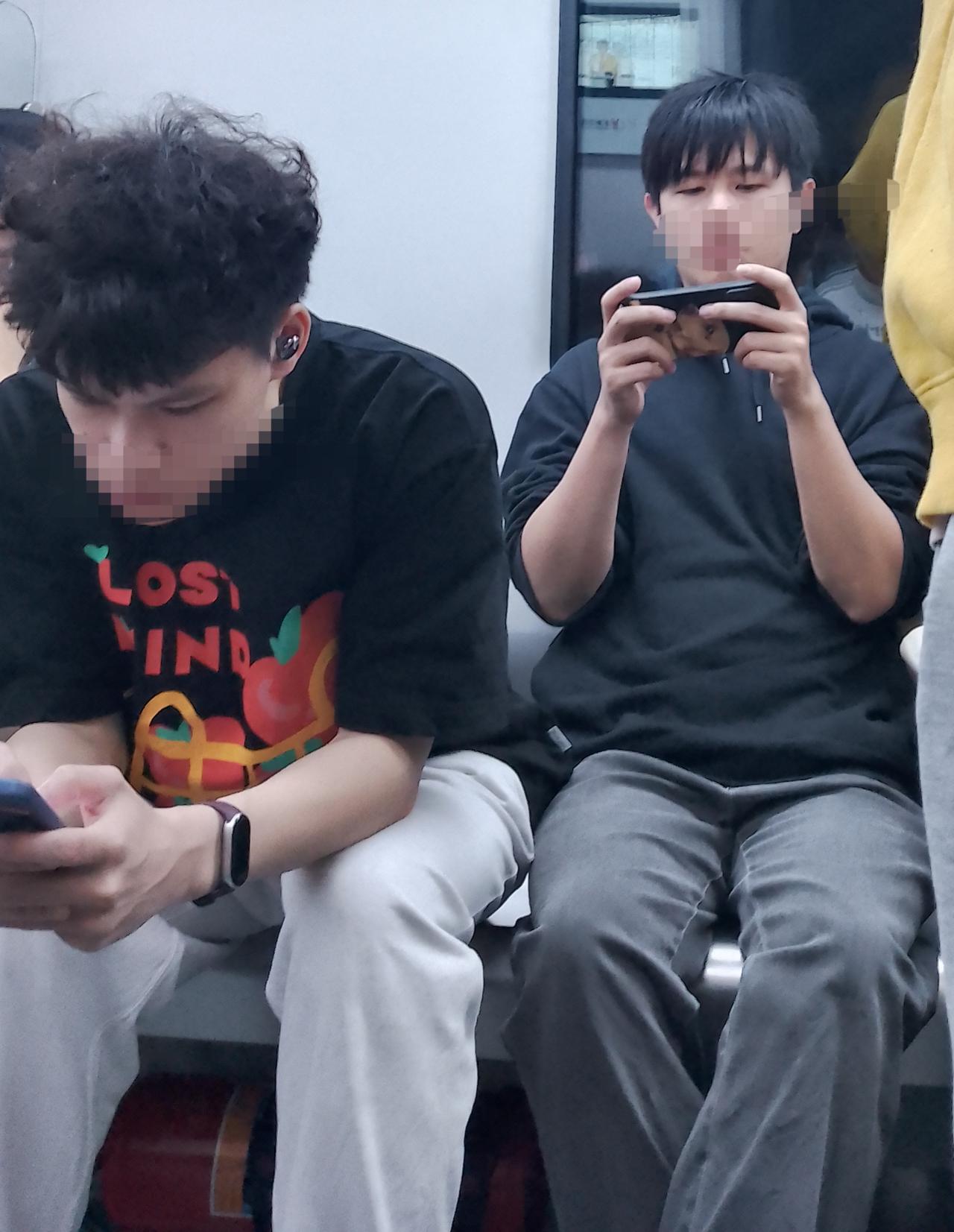 在广州，年轻一点的男孩叫靓仔，年纪大的叫老细，在现实生活中，年纪大的老细不一定是