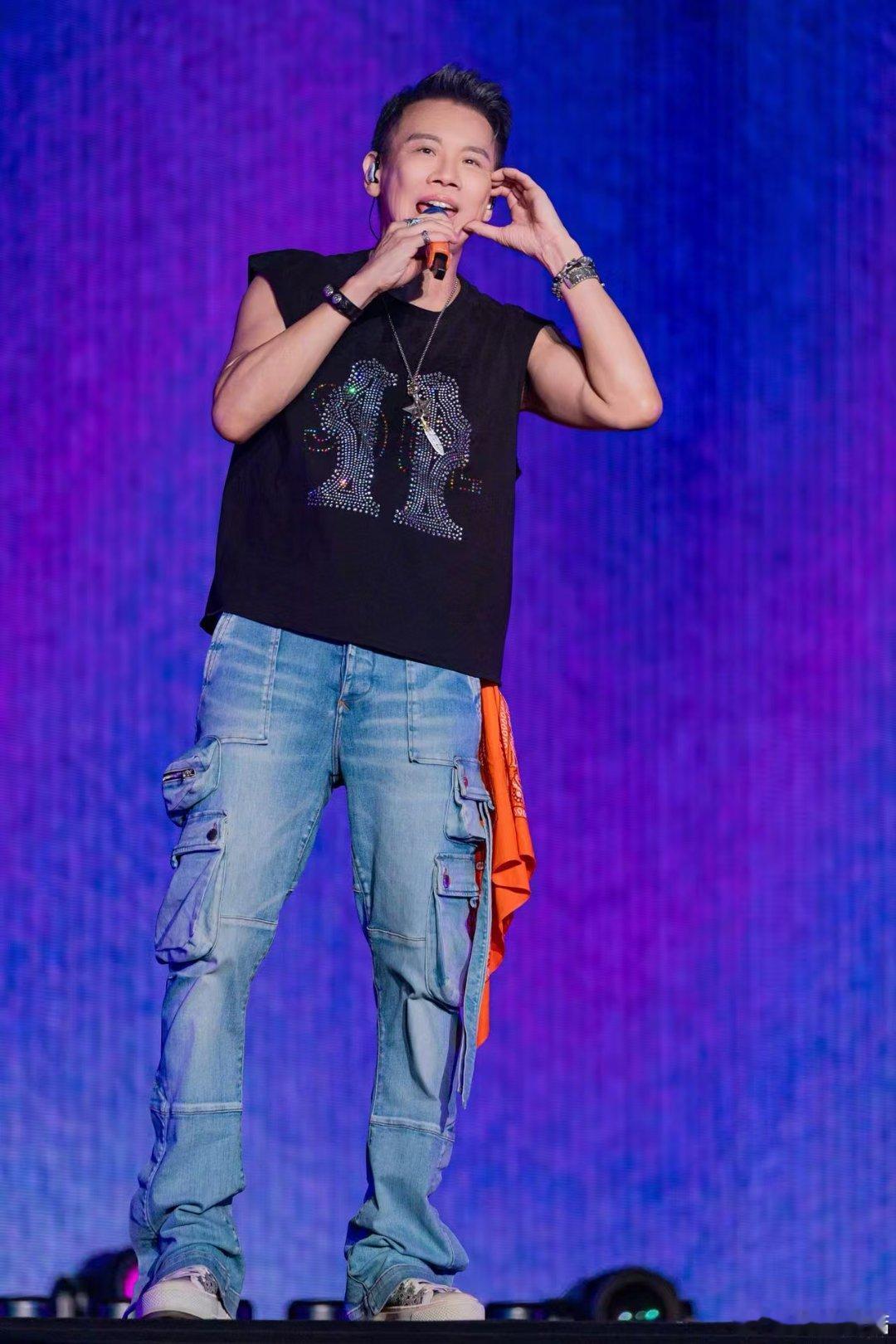 陶喆穿成了美式热狗陶喆北美巡演日常好接地气！小黄羽绒马甲撞色美式热狗，大长腿抢镜