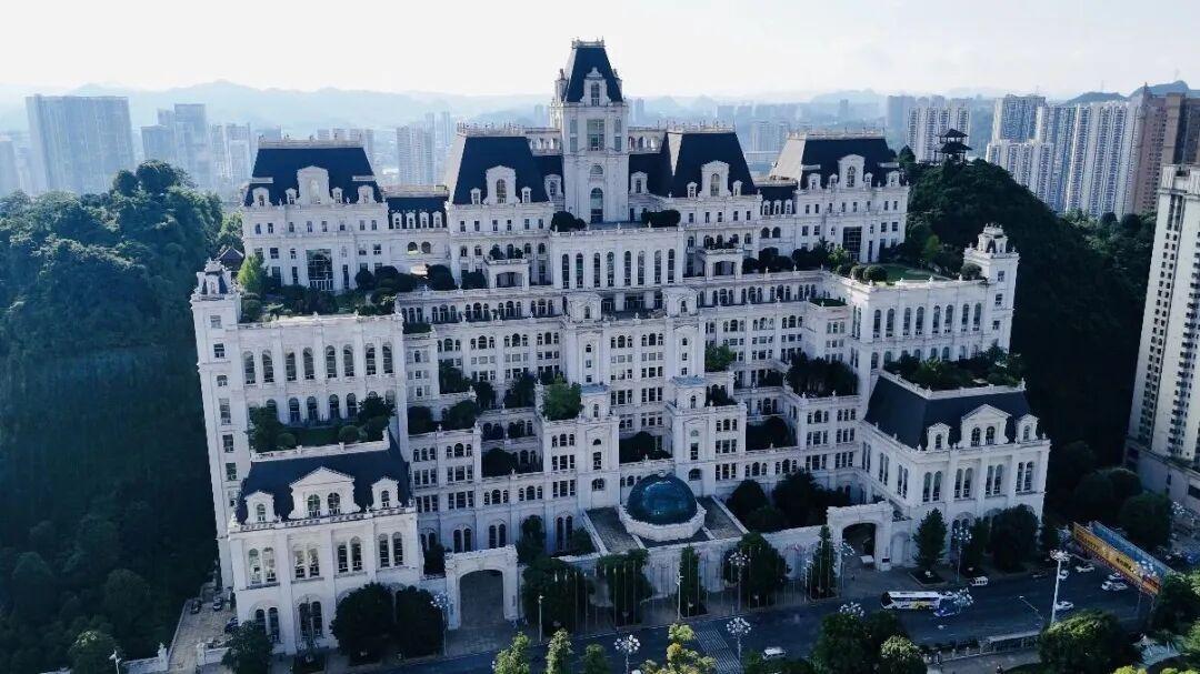 在贵阳花果园的高楼丛中，一座通体洁白的欧式建筑格外醒目，尖顶雕花搭配对称布局，宛