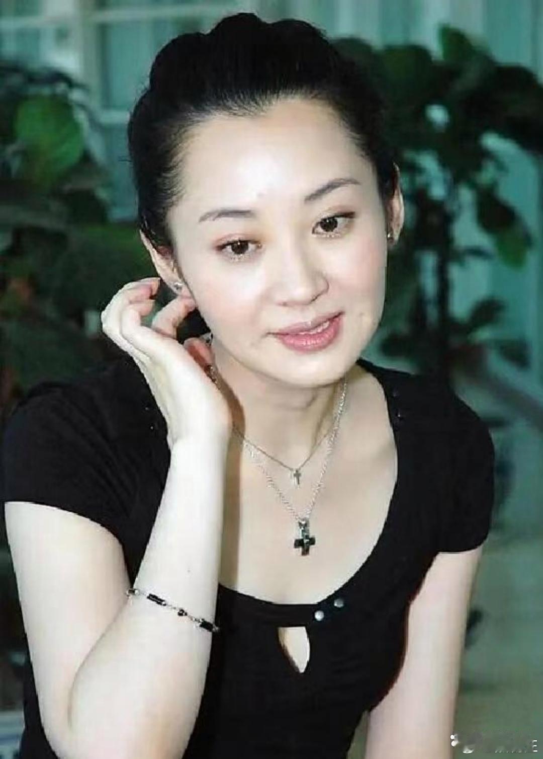年轻时的许晴柔媚灵动，眼含笑意甜到骨子里！ 