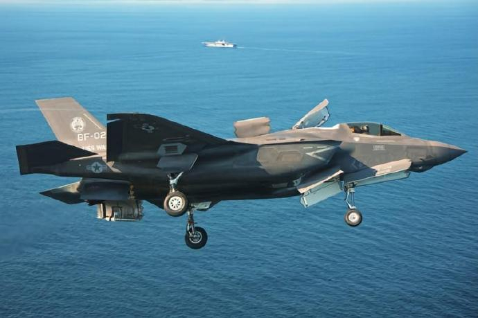 每天认识一件兵器 美国F-35“闪电”Ⅱ战斗机机身长度：15.7米机身高度：4.