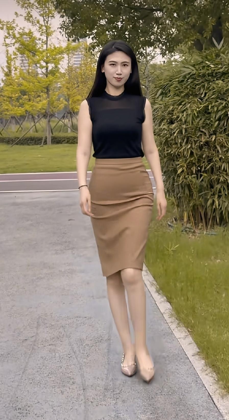她袅袅婷婷向我走来。。。