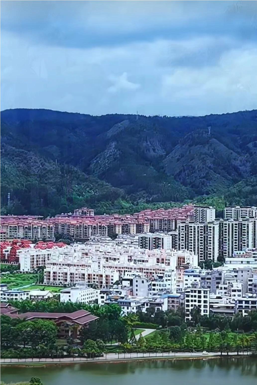 蝉声此起彼伏，热浪裹着草木气息扑面而来。街边瓜果飘香，晚风带着傍晚的清凉。夕阳染