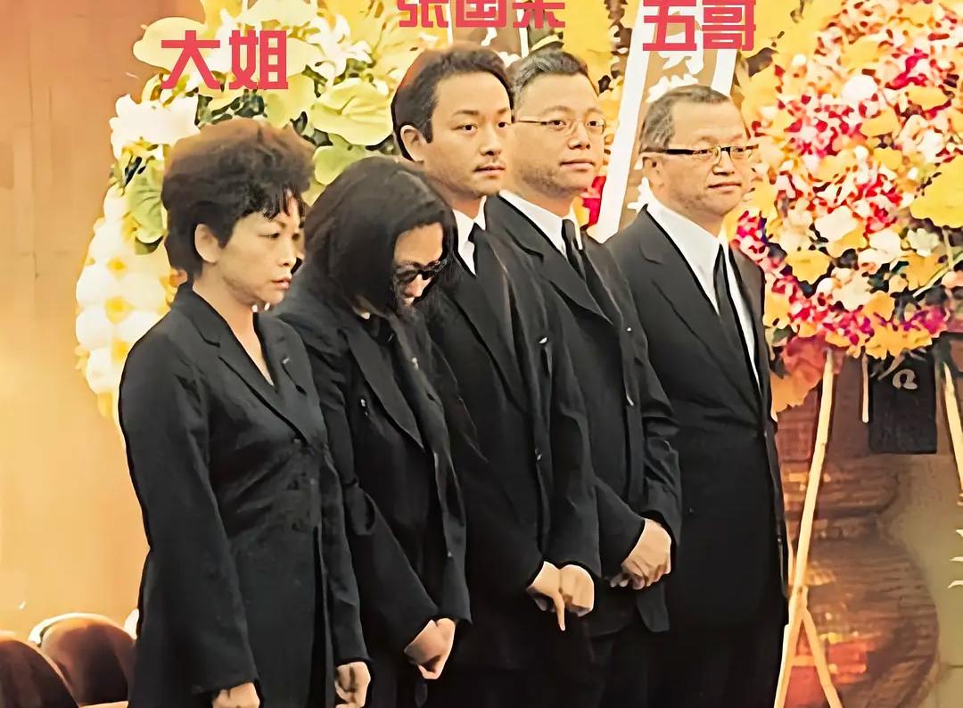 这是1998年10月张国荣与哥哥姐姐在一起的图片！
当时张国荣母亲潘玉瑶因病离世