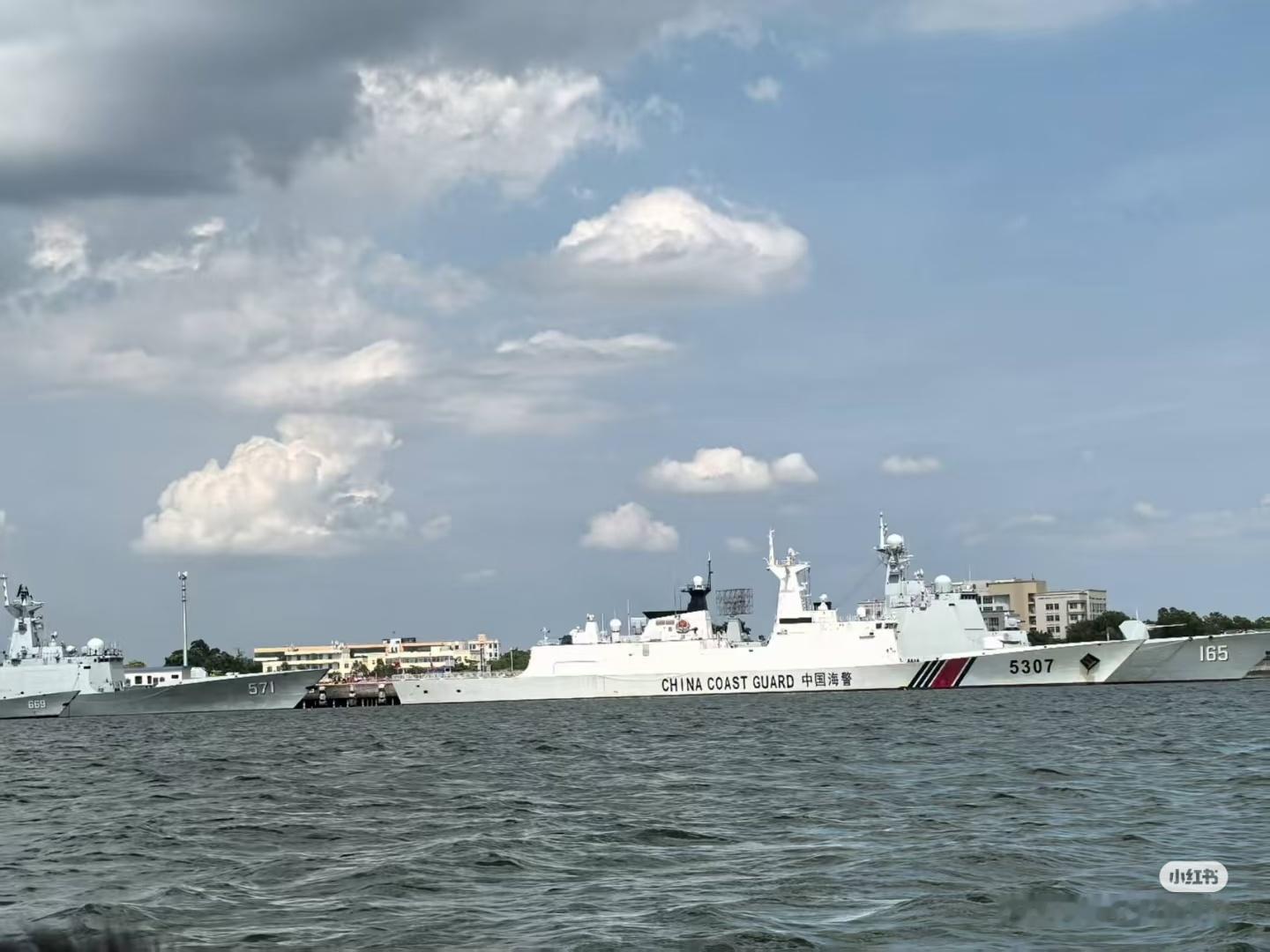 海警5307舰、湖北舰、渭南舰：海警5307舰显然是进训练中心，与海军舰艇当同学