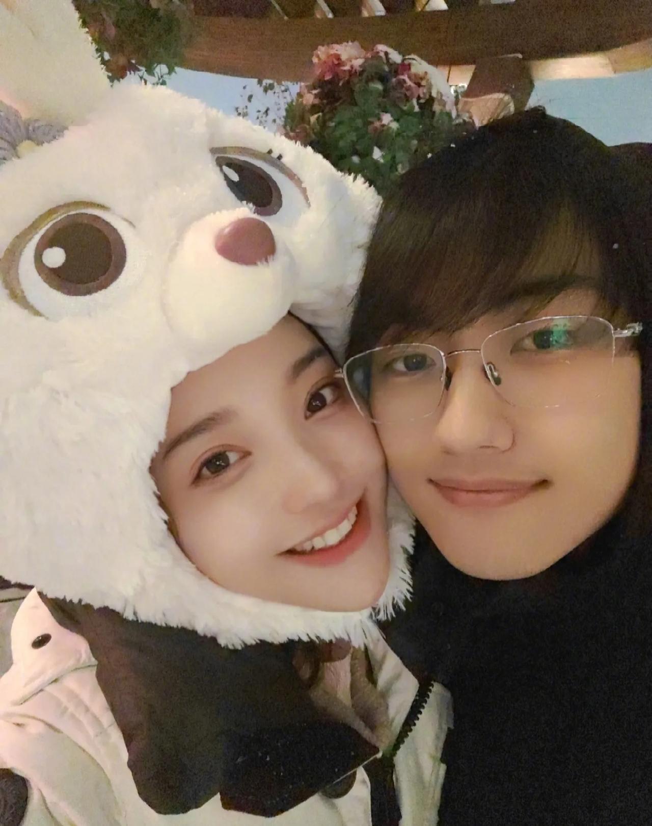 金莎和小男友在雪地里玩耍、堆雪人好欢乐！两人虽然相差19岁，但是看起来毫无违和感