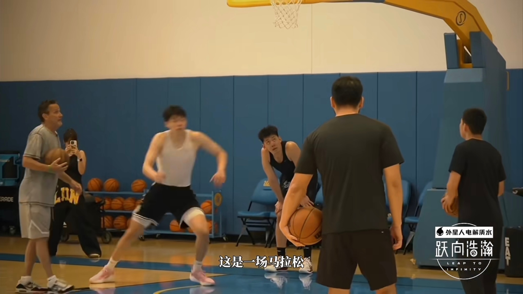 张陈治锋在美国曾和杨瀚森一起训练，在杨瀚森NBA新秀季最新一期纪录片出现了张陈的