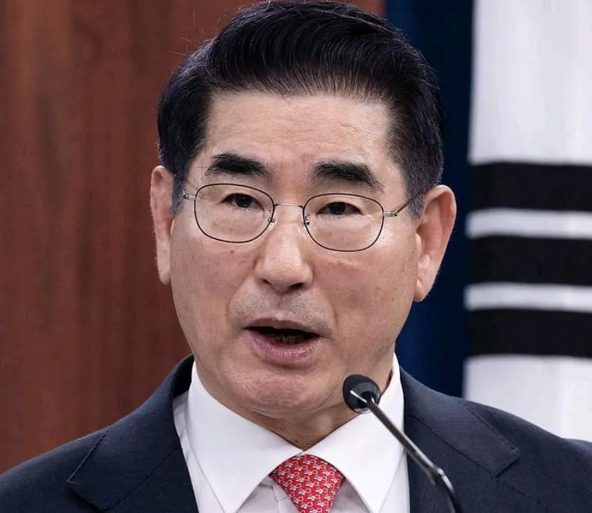 韩国前国防部长发明了秋裤新用途
韩前国防部长官金龙显被批捕
在看守所卫生间
他脱