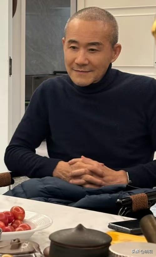 王石近照曝光，没戴假发也年轻10岁，到会所吃饭聊艺术。 

感觉王石比以前顺眼了