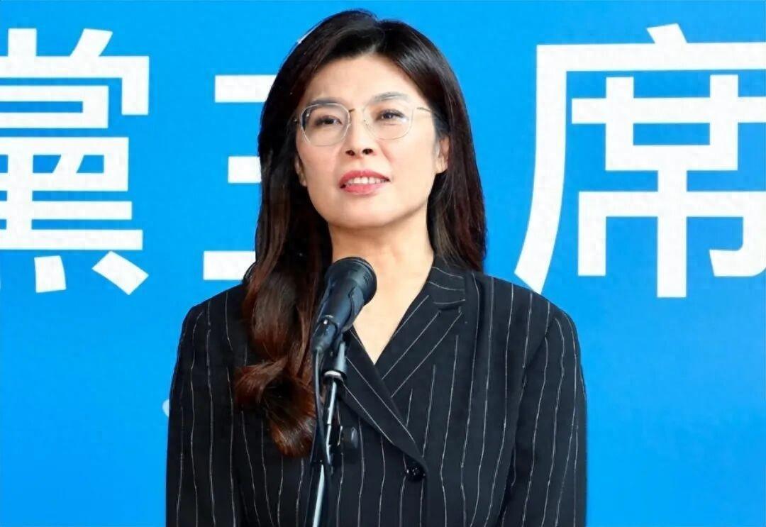 国民党大佬扎堆逼宫，郑丽文民调跌到4.3%，2028基本没戏了，可她偏偏不走！深