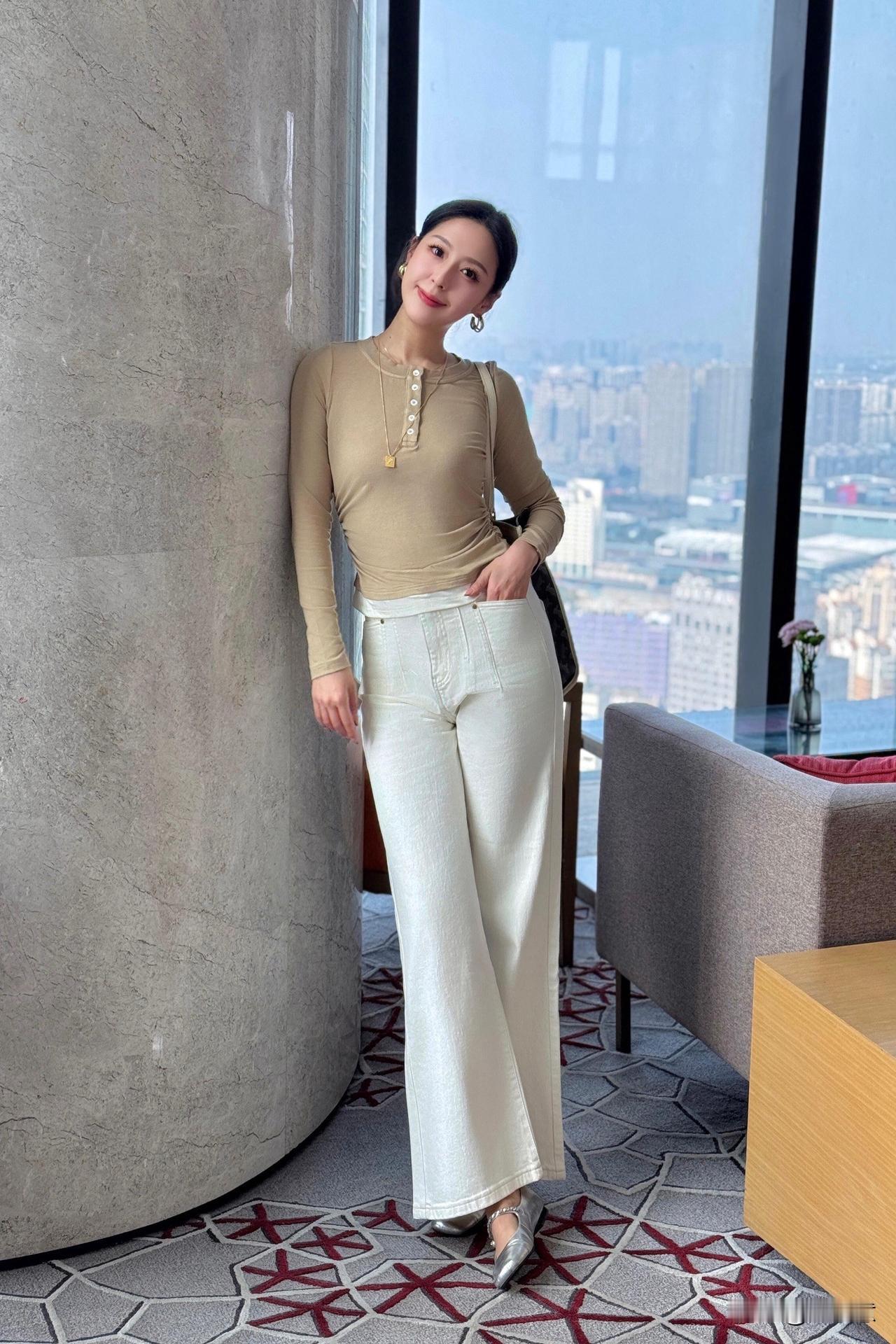 拿捏秋日通勤风🍃
作为长期主义者
很在意单品是不是耐看耐搭～
今天走的适合上班