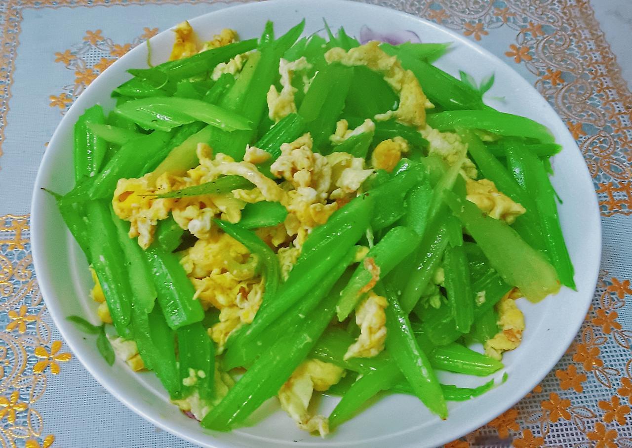 冬天吃点绿色蔬菜，西芹炒鸡蛋