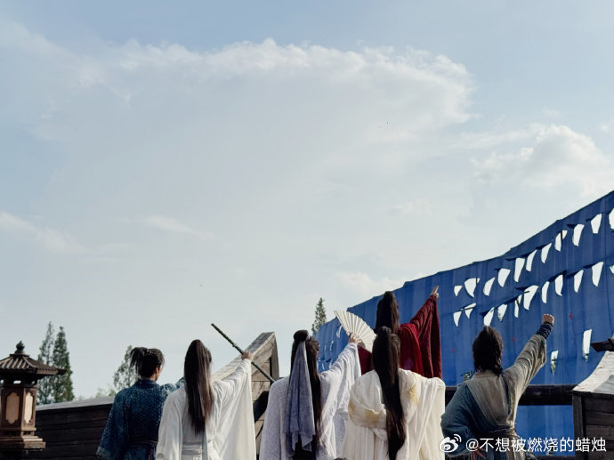 龚俊灵犀一指名场面本来以为又是摆拍武功，结果他手指一合兵器定住，我当场"哇"出声