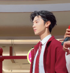 陈哲远今日穿搭红红火火陈哲远重庆线下活动路透陈哲远一身亮眼红色造型亮相重庆线下活