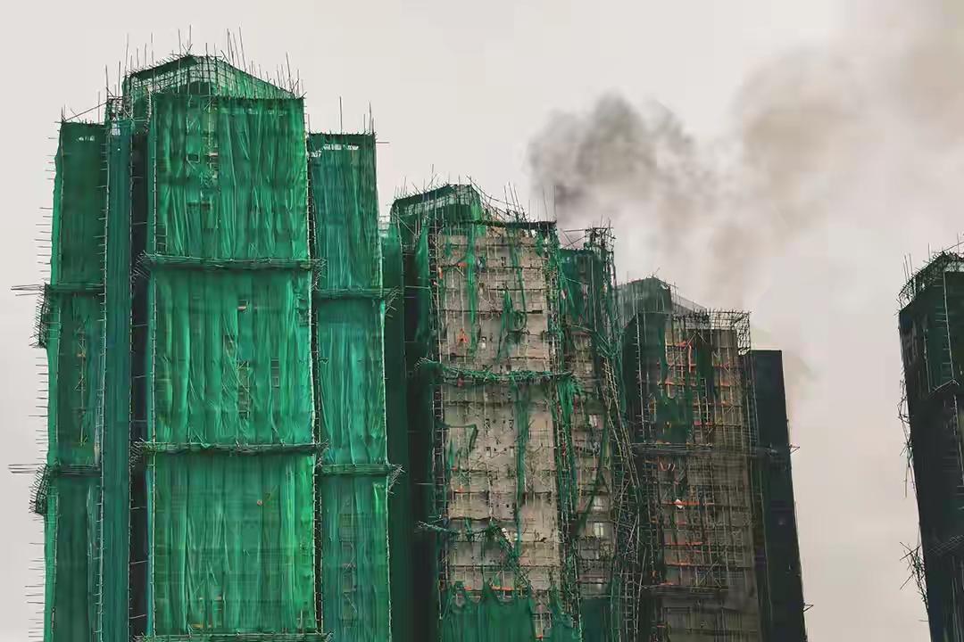 香港大火死亡升至94人 都是竹子脚手架惹的祸？
截至我最新的资料（2024年12