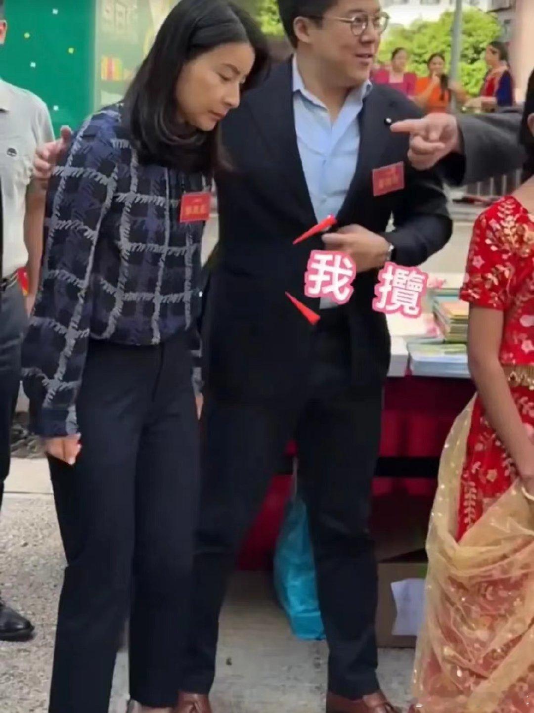 #郭晶晶给霍启刚拍照##郭晶晶拿手机拍霍启刚# 郭晶晶正举着手机给老公霍启刚拍照