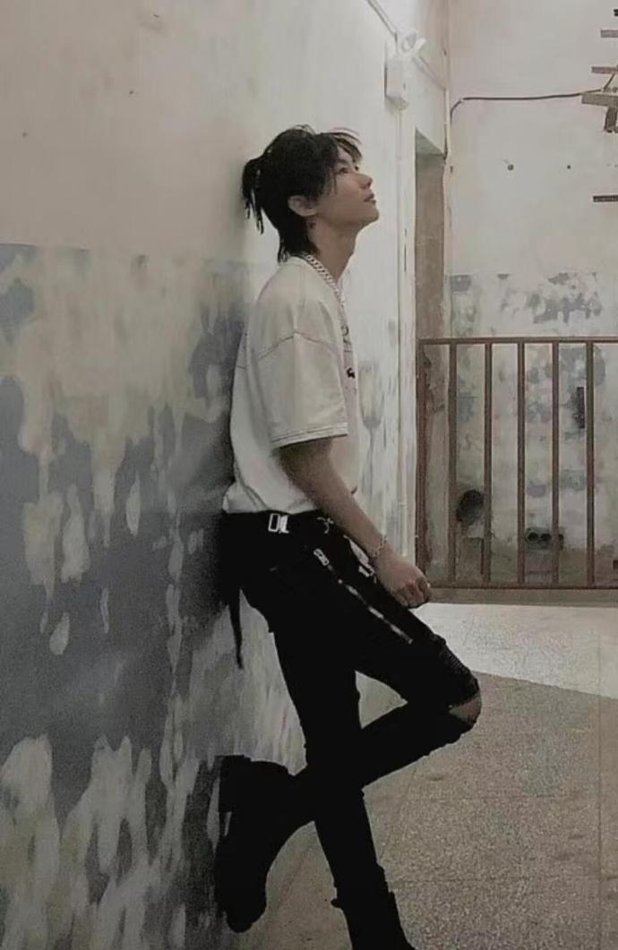 马嘉祺做的纸条手链 照片里他戴着草莓项链，手上P着风火特效，手腕上那条不起眼的纸
