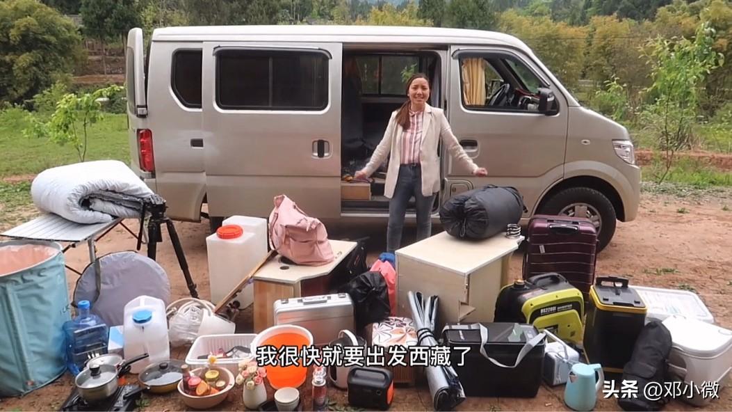 不敢想象，6年前，就是这台小小的面包车。
车里东西塞得满满当当，身负60万负债，