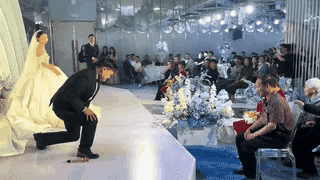 突发！婚礼现场，新郎致辞环节，突然给爸爸妈妈下跪磕头！或许这一刻，他想到了父母的
