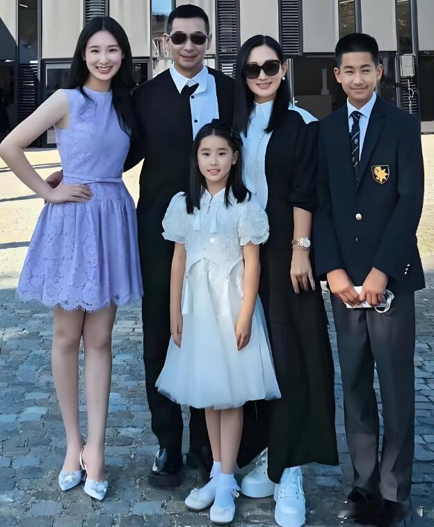 赵文卓一家人的颜值真的太高了，比陆毅和鲍蕾他们一家的颜值要高，女儿长相像妈妈，儿