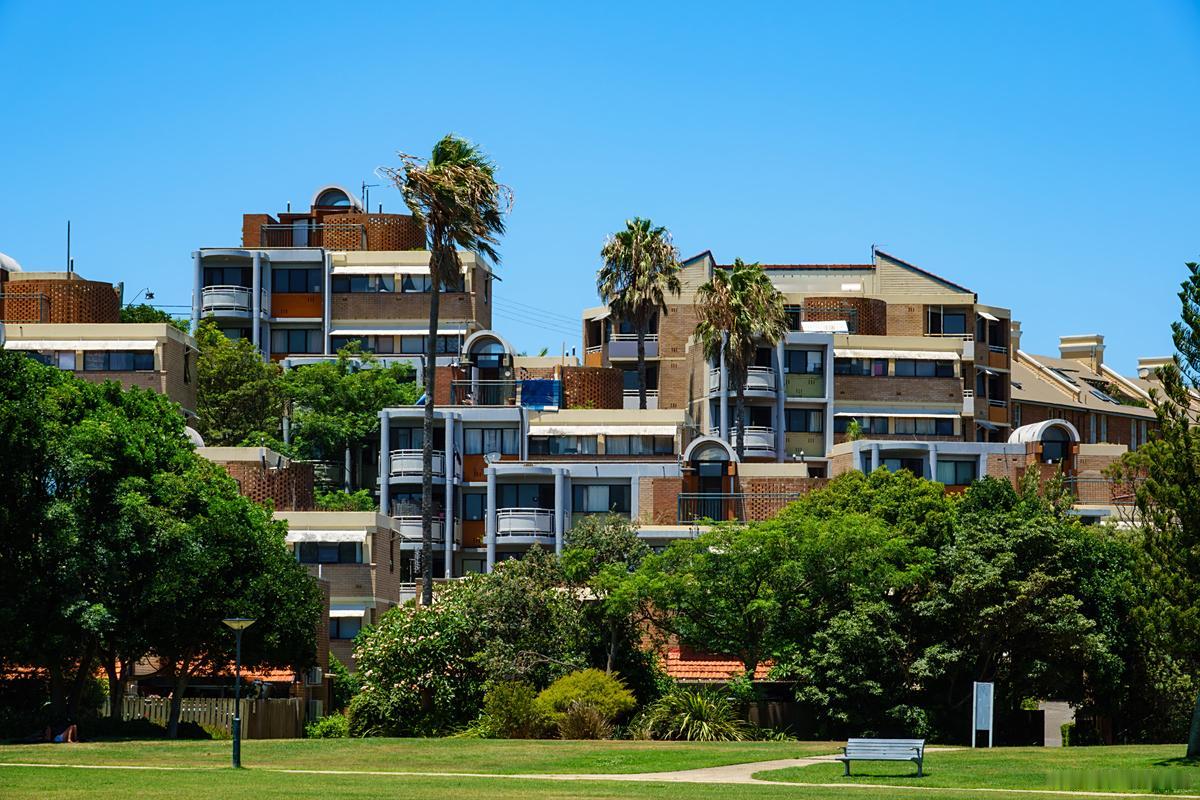 房产投资可不是稳赚不赔的买卖，风险随时都可能冒出来，投资真得谨慎。就说市场变化吧