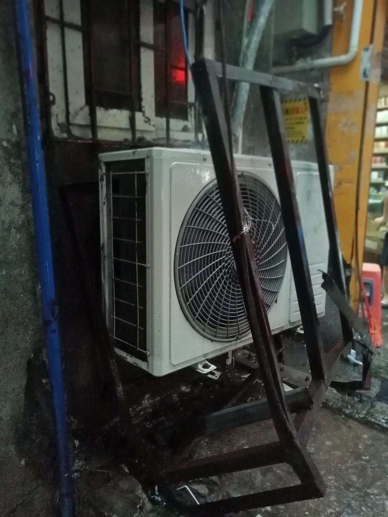 这空调是几匹的，被暴雨冲击的沙沙响，是一家商铺的空调。


空调冷飕飕 空调开得