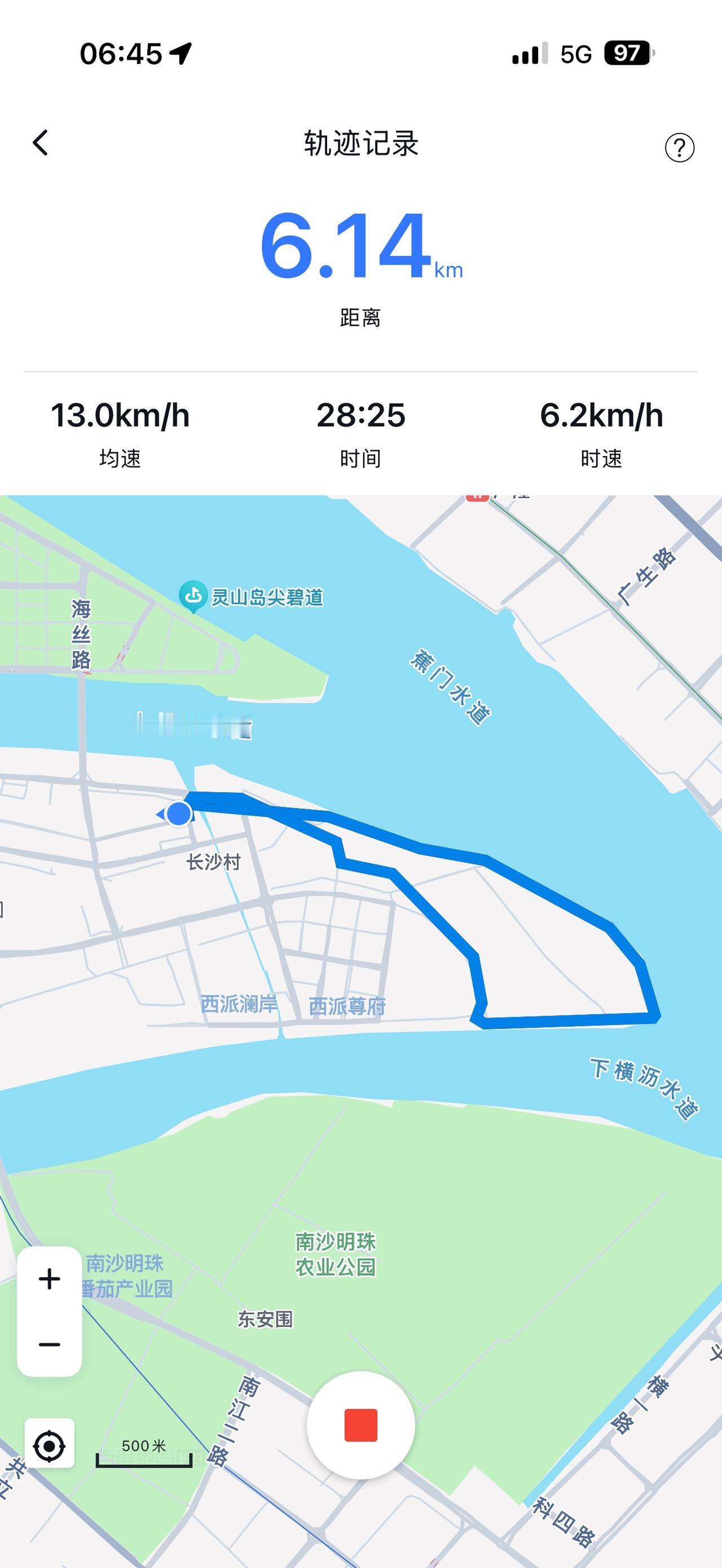 昨天刘先生过来我这里喝茶。好久不见，他胖了好多，肚子凸出来，显得很臃肿。一称重，