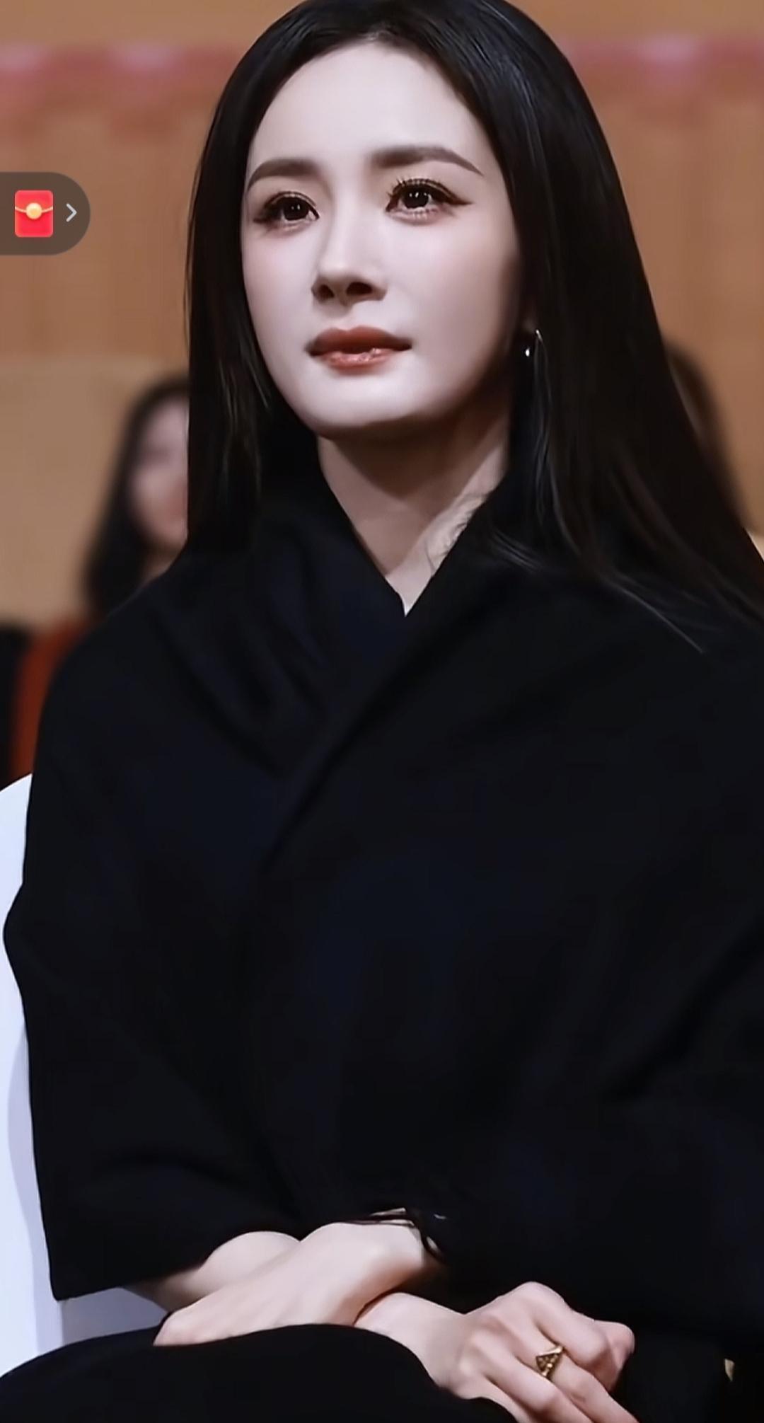 有没有人说一下，杨幂这头发到底是真的还是假发？
40岁的年纪，还生了孩子。不气虚